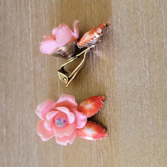 Vintage Inspired Rose Clip-On Earrings Pink Floral Costume Jewelry - Picture 2 of 7